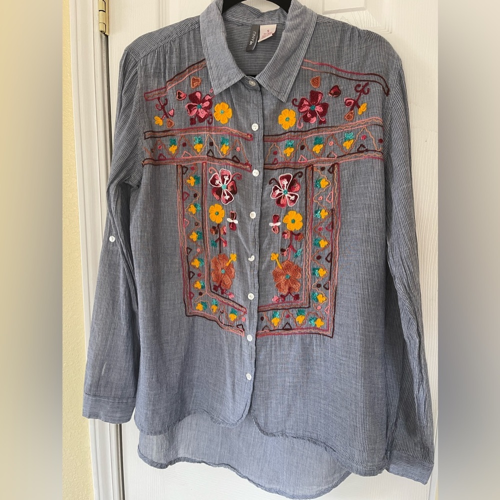 New! ANU Chambray Denim Embroidered Flower Top Women’s Size Large